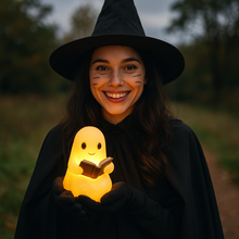 Afbeelding in Gallery-weergave laden, NachtGeest – Een klein spooklampje dat warmte en licht brengt
